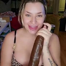 Swedish streamer Snowmixy talking dirty and sucking on a big dildo l Ultrathots